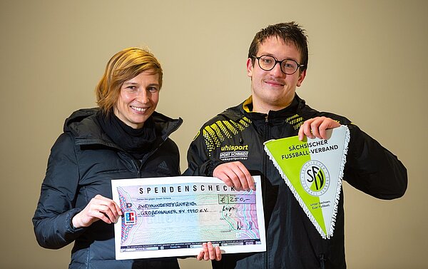 Für Fair Play-Gesten gibt es vom SFV Geschenke. Hier darf sich Tony Richter (re.) vom Großenhainer FV über einen Scheck in Höhe von 250,- € für seinen Verein freuen. @SZ/Norbert Millauer 
