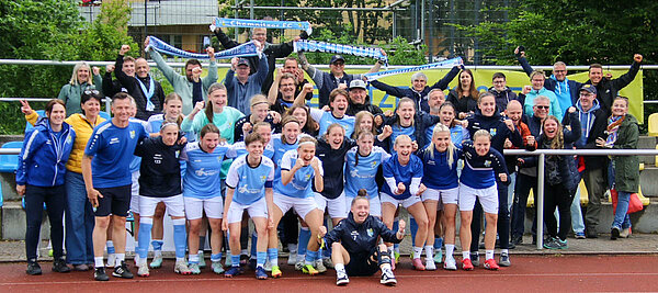Mannschaft und Fans des Chemnitzer FC nach dem Aufstieg. © Marcus Hengst