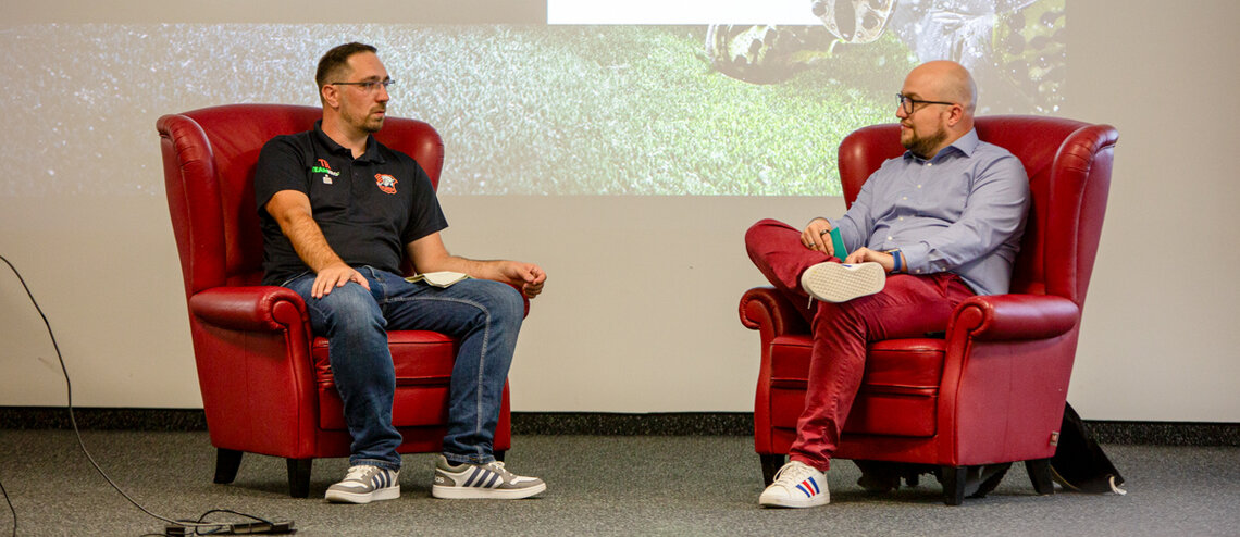 Bei einer Podiumsdiskussion mit Thorsten Thomalla (DFB, re.) erläuterte Vereinsvertreter Philipp Wenzel (li.) vom SC Borea Dresden den Umgang mit dem DFBnet aus Vereinssicht. © SFV/Marcel Theumer