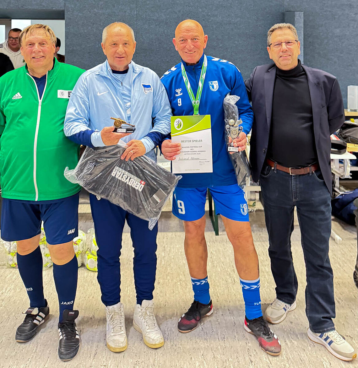Dieter Gstettner (AS Breitensport), Uwe Gnädig (Bester Torschütze/Hertha BSC), Roland Fölsner (Bester Spieler/1. FC Magdeburg), Jörg Gernhardt (Vizepräsident für Soziale Belange) © SFV