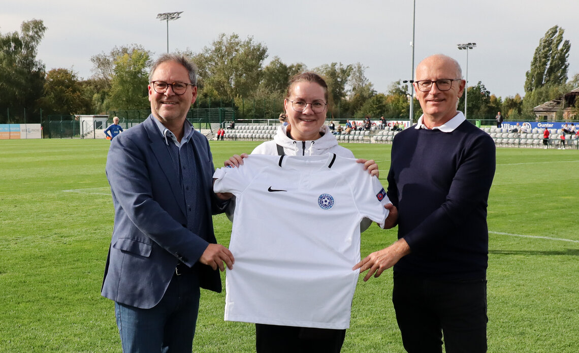 SFV-Präsident Hermann Winkler und der Vorsitzende des Jugendausschusses nehmen das Trikot von Ljubov Lobõševa (Teammanagerin Estland) beim Spiel in Grimma entgegen. © André Näth