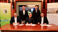 In der Bibliothek der Sportschule "Egidius Braun" wurde die Zusammenarbeit mit der Vertragsunterzeichnung auf den Weg gebracht. Foto v.l.n.r. Dr. med. Jörn Schwede (Chirurgisches Zentrum Leipzig-Gohlis), Dr. Jürgen Ulrich (Initiator der Kooperation), Hermann Winkler (SFV Präsident), Markus Bienert (SFV-Geschäftsführer), Carsten Röder (MEDIAN) © Alexander Rabe