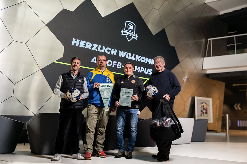 V.l.n.r.: Tom Prager (SFV), Erik Ebert (Vizepräsident SC 1911 Großröhrsdorf), Gojko Sinde (WFV), Peter Frymuth (DFB) @ Micha Zimmermann/picture-alliance/DFB