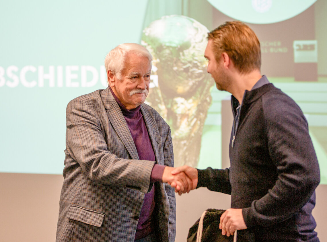 DFBnet-Pionier Walter Desch (li.) wurde im Rahmen der Tagung in den Ruhestand verabschiedet. © SFV/Marcel Theumer