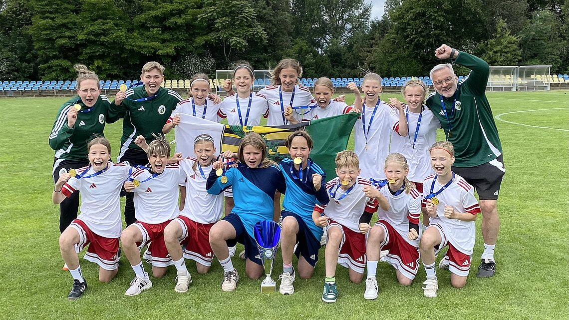 Gruppenbild von den U 12-Juniorinnen beim NOFV-Regionalturnier 2025/2026