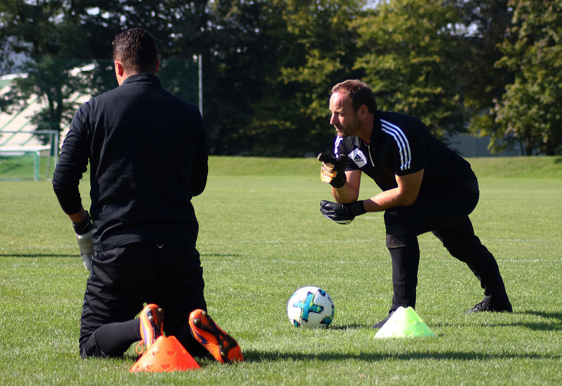 Norman Becker (rechts) ist aktuell Torwart-Trainer beim Halleschen FC und war 2017 als Referent in Leipzig zu Gast. © Alexander Rabe