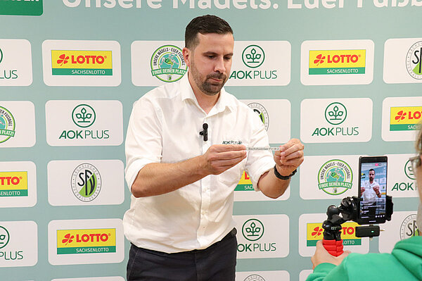 Tony Staigys von der AOK PLUS hat seine Aufgabe als Losfee mit Bravour gemeistert. © SFV