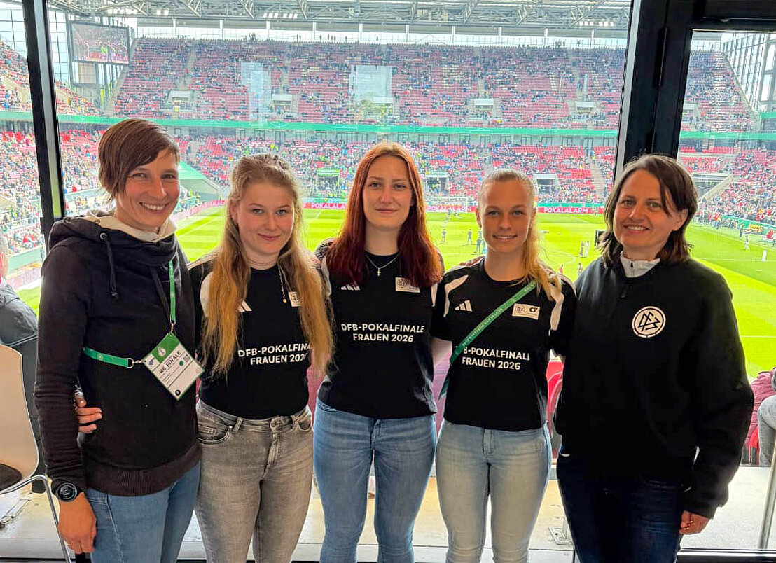 Nachwuchsschiedsrichterinnen beim DFB-Pokalfinale in Köln © SFV