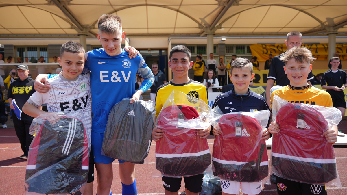 All-Star-Team (v.l.n.r.): Valentin Weiss (JFV Neuseenland), Luis Kuhne (JFV Neuseenland), Eddy Avetisyan (VFC Plauen), Constantin Kroll (Chemnitzer FC), Emil Arnold (SG Dynamo Dresden) © Jens Vöckler