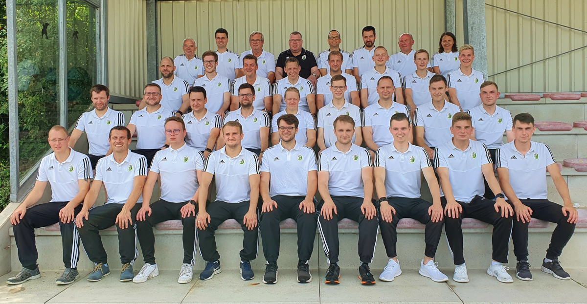 Schiedsrichter Landesliga 2021/2022 & SFV-Schiedsrichterausschuss © SFV