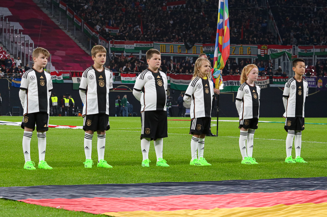 SFV-Einlaufkinder beim Spiel Deutschland gegen Ungarn 2022 in Leipzig.