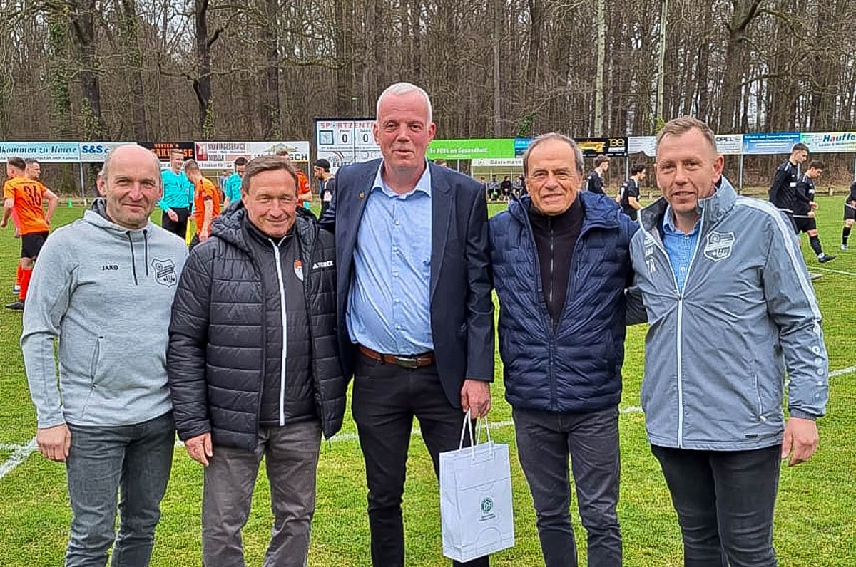 Schiedsrichter Heiko Heiduschke wird geehrt.