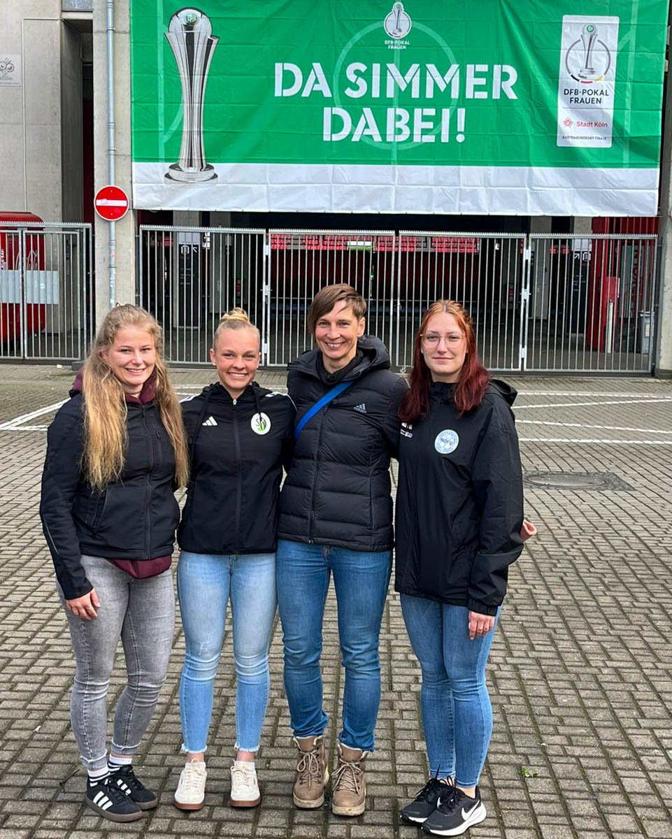 Nachwuchsschiedsrichterinnen Marie Gottschalk, Julia Päßler und Lydia Barsch mit Mentorin Christine Weigelt © SFV