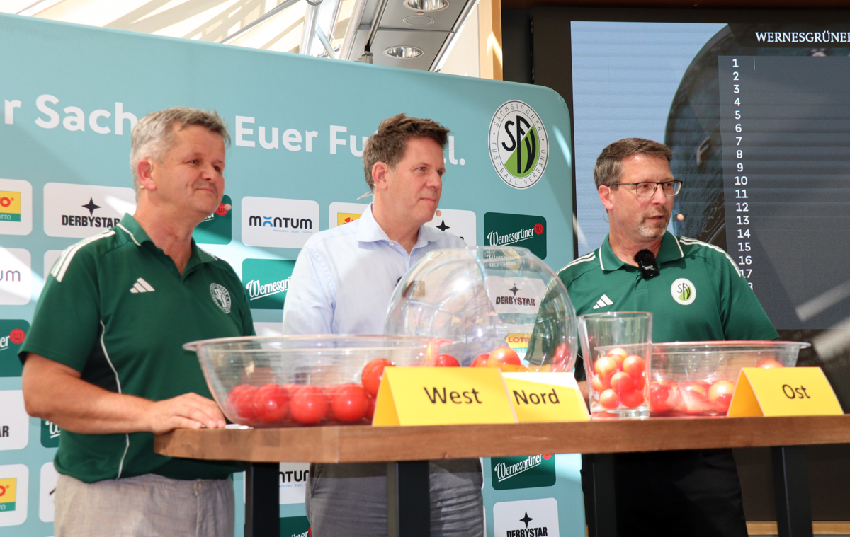 Björn Steigert (Mitte) als Geschäftsführer von der DDV-Mediengruppe war nicht nur "Losfee", sondern hatte auch zu verkünden, dass die SZ/LVZ in der nächsten Saison die Spiele des Wernesgrüner Sachsenpokals übertragen. Jens Breidel (Vorsitzender Spielausschuss) und Volkmar Beier (SFV-Vizepräsident) überwachten die Auslosung. © SFV/Verena Gladisch